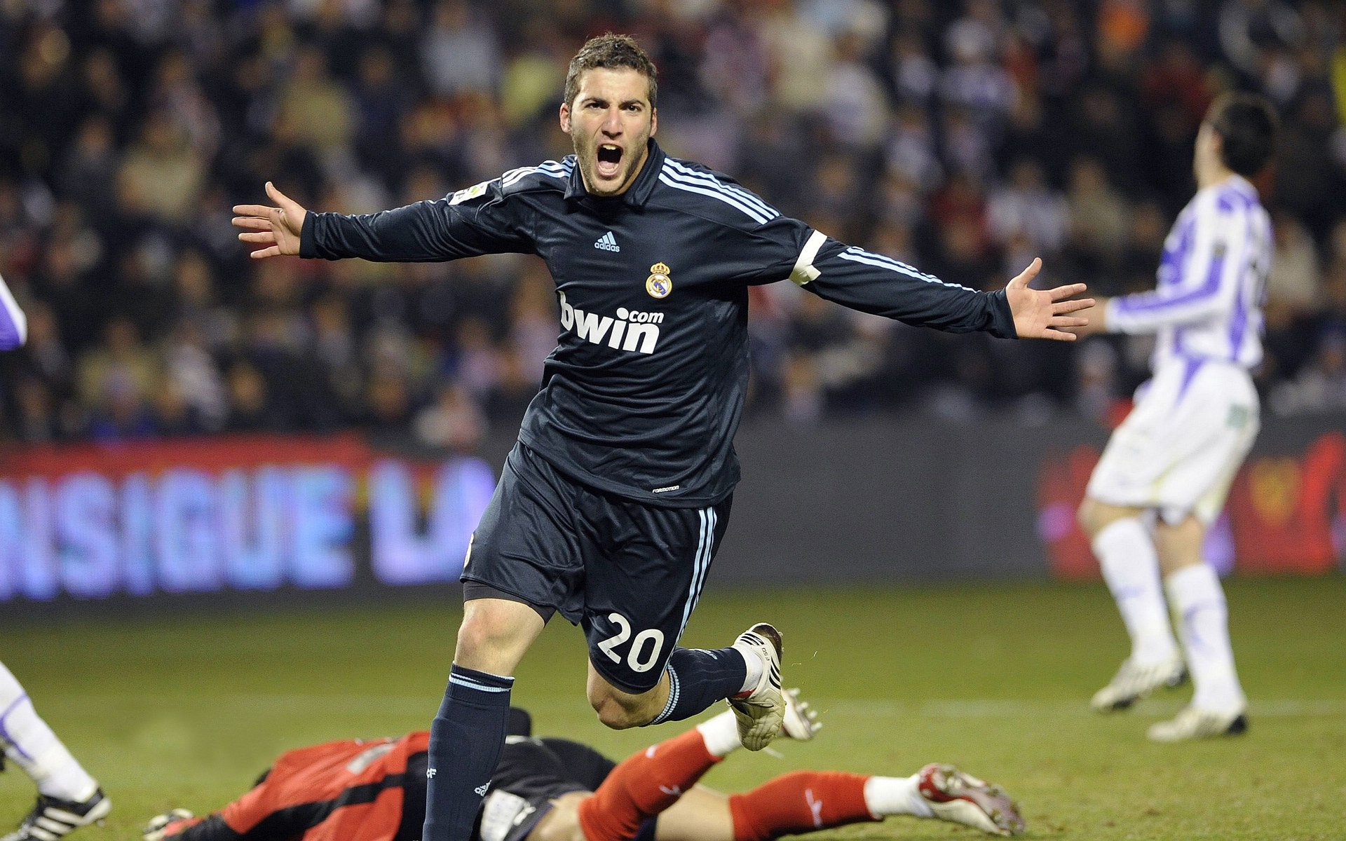 国足备战氛围积极信心十足,国足成员报到最积极